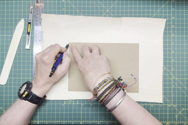 Marking the corners and edges.
